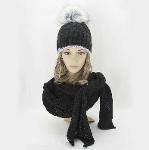 Elegante completo invernale da donna, cappello con pompon e sciarpa