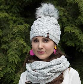 Completo invernale da donna, cappello, sciarpa, guanti con pompon, grigio