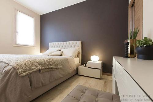 Camera da letto bilocale moderno con mobili su misura