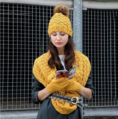 Cappello intrecciato, sciarpa, guanti invernali da donna
